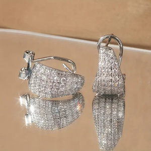 Orecchino a polsino triangolare color argento da donna, stile pavé scintillante, gioiello alla moda - Product Image 2