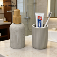 Ensemble de salle de bain 2 pièces en polyrésine aspect ciment cannelé vertical, comprenant un distributeur de savon à pompe en bambou et un gobelet cannelé, accessoires de vanité pour salle de bain