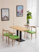 Ensemble de meubles de café élégants Tables en bois et chaises rembourrées parfaites pour un usage commercial