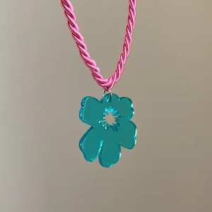 Collar de flor roja pequeña para mujer, inspirado en el verano, cadena coreana para clavícula, colgante de moda en oro y cobre que combina con todo - Product Image 6