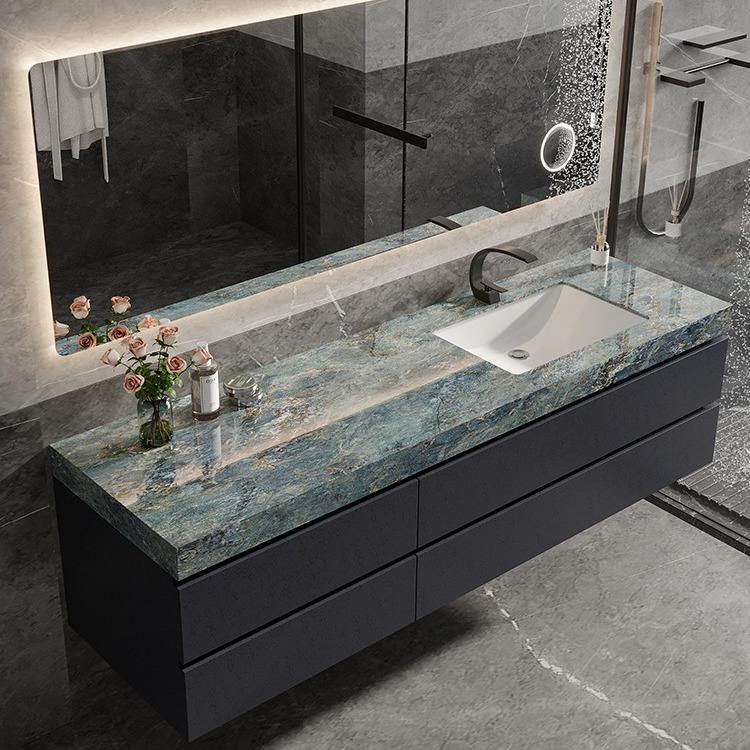 สีเทาเข้ม