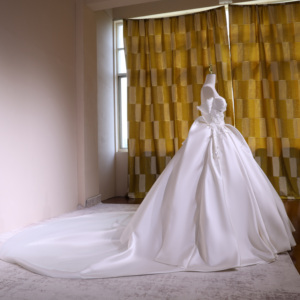 Robe de mariée princesse moderne en satin grande taille, épaules dénudées, coupe bal, traîne chapelle, vente en gros, direct usine - Product Image 3