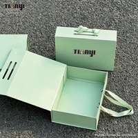 Grande boîte cadeau pliable magnétique personnalisée avec poignée en ruban, boîte d'emballage rigide en papier pour emballage cadeau de détail