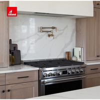 Ensemble d'armoires de cuisine sur mesure AllandCabinet en chêne blanc massif, finition teintée, style Shaker avec panneau cannelé, îlot et poignée en laiton