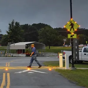 インテリジェント輸送システムのLED点滅横断歩道歩行者作動灯ソーラー交通標識