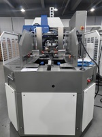 Automatische machine voor het opzetten van golfkartonnen dozen voor avocado's en citrusvruchten.