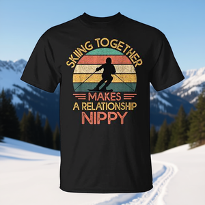 Le ski en couple renforce le lien - T-shirt pour couple de skieurs - Product Image 3