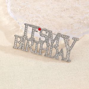 Regalo de cumpleaños de estilo, broche de letra inglesa con diamantes de colores para hombres/mujeres, traje de moda, accesorio de ramillete, chapado en aleación principalmente - Product Image 3