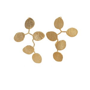 Pendientes Geométricos Hechos a Mano con Acabado Mate Dorado, Joyería Chapada en Oro, Regalo para Mujer, Compromiso, Boda, Aniversario, Fiesta - Product Image 1