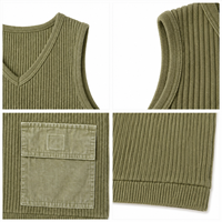 Gilet en tricot côtelé à col en V avec deux poches cargo sur le devant, couleur vert militaire uni, style workwear simple et minimaliste pour l'intérieur et l'extérieur