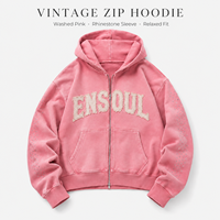 Sweat à capuche zippé vintage personnalisé, coupe oversize, avec logo lettre en strass et patch effiloché sur la manche, style streetwear