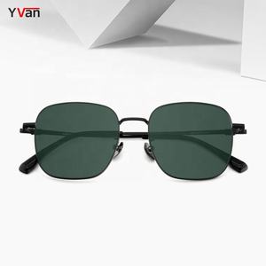 Gafas de Sol de titanio de lujo para mujer con marco cuadrado grande y acabado dorado Gafas de sol polarizadas con logotipo de metal personalizado para mujer - Product Image 1