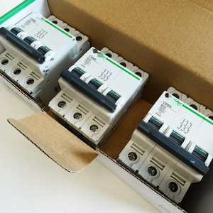 3x Pemutus Sirkuit Listrik C60N 3P B32 400V 23655 - Pengontrol Pemrograman Otomasi Industri - Product Image 1