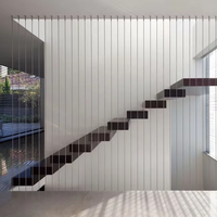 Moderne freitragende Holztreppe für den Innenbereich mit rahmenlosem Glasgeländer und offenem Treppenstufen-Kit für Villen