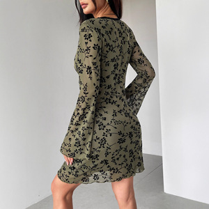 Abito da donna con scollo a V profondo in rete a doppio strato floccata, nuova collezione Primavera 2026 - Product Image 2