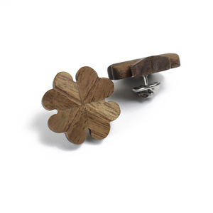 卸売カスタムデザインレーザー彫刻ウッドブローチ木製フラワーピンバッジ - Product Image 3