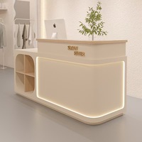Comptoir de réception style crème pour influenceurs, mini-bar en bois simple, comptoir de caisse moderne et élégant pour magasin de vêtements pour femmes