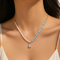 Collier élégant pour femme en acier plaqué PVD 18 carats avec perles d'eau douce, pierres colorées et pendentif goutte d'eau en zirconium, chaîne trombone