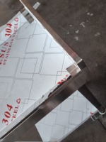 Table de travail mobile professionnelle en acier inoxydable avec évier intégré, égouttoir 3 côtés et étagère inférieure ouverte, sur roulettes (4 roulettes) pour cuisine mobile