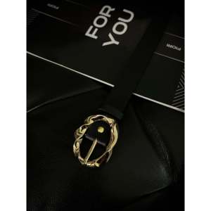 Cinturón de Mujer Fiori con Hebilla Dorada Asimétrica, Cuero Negro, Herrajes de Aleación, Accesorio de Moda - Product Image 3