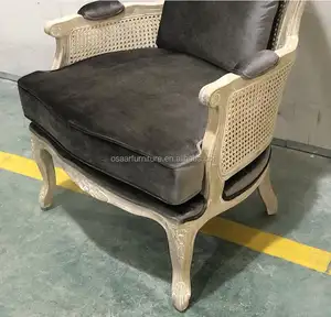 Mobilier Vintage Velours Gris Français Provincial Haut Dossier Sculpté en Bois Rotin Canne Dossier Fauteuils