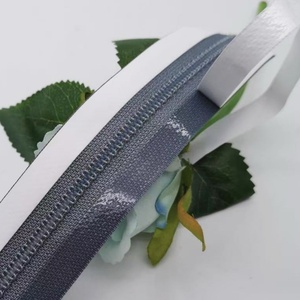 Système de volets roulants d'extérieur Écran zippé Soudage <span class=keywords><strong>Fermeture</strong></span> <span class=keywords><strong>éclair</strong></span> Matériau plastique écologique Moteur tubulaire Stores étanches motorisés - Product Image 1