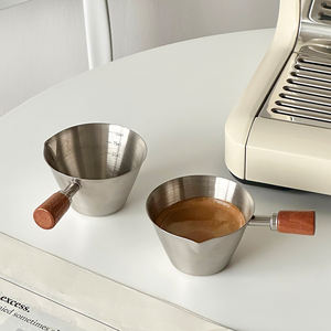 Taza Medidora de Acero Inoxidable para Espresso con Boquilla y Mango de Madera Grueso, Taza de Extracción de Espresso con Agarre Cómodo y Fácil Vertido - Product Image 2