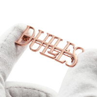 Petite broche personnalisée Broche en acier inoxydable plaquée or en alliage de zinc avec logo en métal et lettre découpée pour femmes
