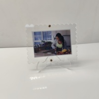 Cadre d'affichage en acrylique festonné de luxe avec quincaillerie dorée, support de table, forme et taille personnalisées pour la décoration de la maison et de mariage
