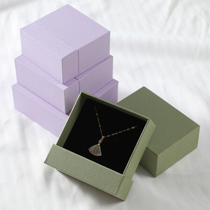 Boîte à bijoux en carton papier de luxe personnalisée de couleur violette pour colliers avec emballage coulissant et logo - Product Image 6