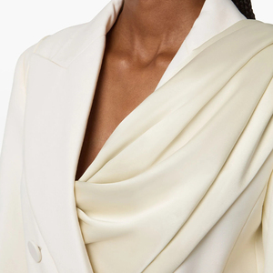 Blazer élégant pour femme en ivoire, personnalisable, à double boutonnage, avec détail de drapé en satin et coupe structurée - Product Image 5