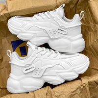 Prix usine léger blanc PU hommes papa chaussures à la mode et anti-dérapant pour le printemps et l'automne