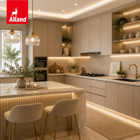 Cuisine Alland avec armoires laquées brillantes de qualité supérieure et îlot cannelé cascade de luxe pour appartement et villa
