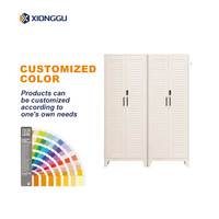 Armoire de rangement commerciale en acier pour chaussures avec portes à persiennes, stockage ventilé pour équipements de vestiaire de centre sportif