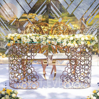 Décoration d'étape de conception unique mariée et marié asseyant la table d'amoureux pour épouser
