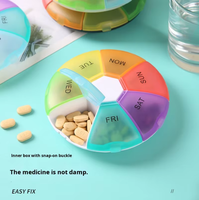 Boîte à pilules portable en plastique à 7 compartiments, colorée, personnalisable avec logo, pour usage hebdomadaire, idéale pour les pharmacies et le rangement de médicaments à domicile (vente en gros)