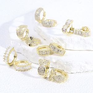 Orecchini a Cerchio Piccoli di Alta Qualità con Design a Cuore/Farfalla/Geometrico, Placcati in Oro 14K, con Zirconi Cubici, Sensazione Ghiacciata - Product Image 1