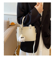 Nouveau Sac Carré Femme 2026 Tendance Couleur Unie Coutures PU Fermeture Éclair Portable Polyvalent Été Hiver