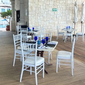 Chaises de mariage Chiavari en plastique doré empilables, durables, avec coussins, pour événements extérieurs, hôtels et banquets - Vente en gros - Product Image 4