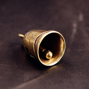 1 pièce, pendentif porte-clés en laiton fait main, clochette de <span class=keywords><strong>casque</strong></span> rétro, figurine ornementale, vente en gros - Product Image 2