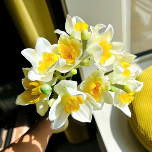 Narcisses artificiels à tige unique de 40 cm, blancs avec cœur jaune, accessoires de décoration pour la maison et les mariages - Product Image 2