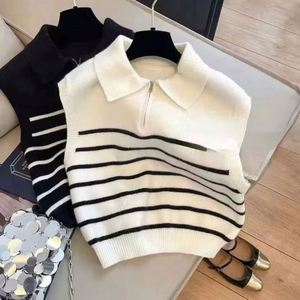 Top Corto sin Mangas de Satén para Mujer, Estilo Casual Minimalista, con Cuello Retro, Chaleco de Punto a Rayas con Cierre y Logotipo Frontal - Product Image 3