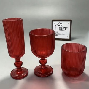 Ensemble de verres à martini vintage côtelés Art Déco, verres à champagne uniques pour bar à cocktails. Utilisé pour les dîners - Product Image 1