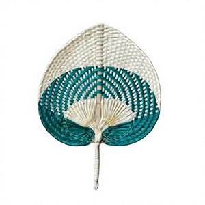 Éventail artisanal en bambou BLUE LOTUS Lucy, tissé et peint, personnalisé, en feuille de palmier chinoise, pour mariage ou fête - Product Image 1