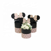 Boîte à fleurs ronde Mickey Mouse Minnie Hug Bucket, coffret cadeau fleuri trois pièces avec boîte cadeau à main