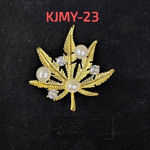 Broche en laiton de qualité supérieure, tendance et design, avec perle de culture d'eau douce, pour blazers féminins, disponible au prix d'usine - Product Image 1
