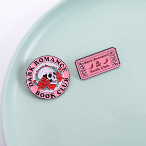 Épinglette de club de lecture Dark <span class=keywords><strong>Romance</strong></span>, style littéraire gothique, design crâne et rose, pour les amoureux des livres, sac à dos, cadeau pour librairie - Product Image 1