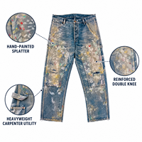 Jean en denim bleu avec empiècements patchwork clairs sur le devant, détails de poches effet éclaboussures multicolores et ourlets bruts usés