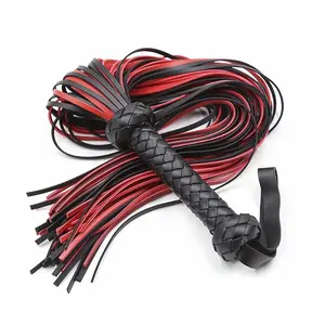 Flogger in pelle PU nero e rosso manico a frusta sculacciata Knout Flirt BDSM gioco per adulti frusta erotica del sesso per le coppie delle donne