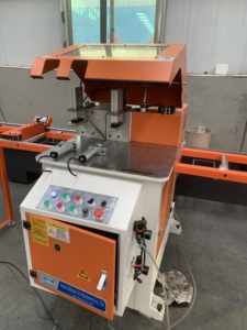 Новая одноглавая пила для резки ПВХ и алюминиевых профилей, для резки под углом 90 градусов °   и 45 °   Угловырезные станки (оборудование для производства окон и дверей) - Product Image 2